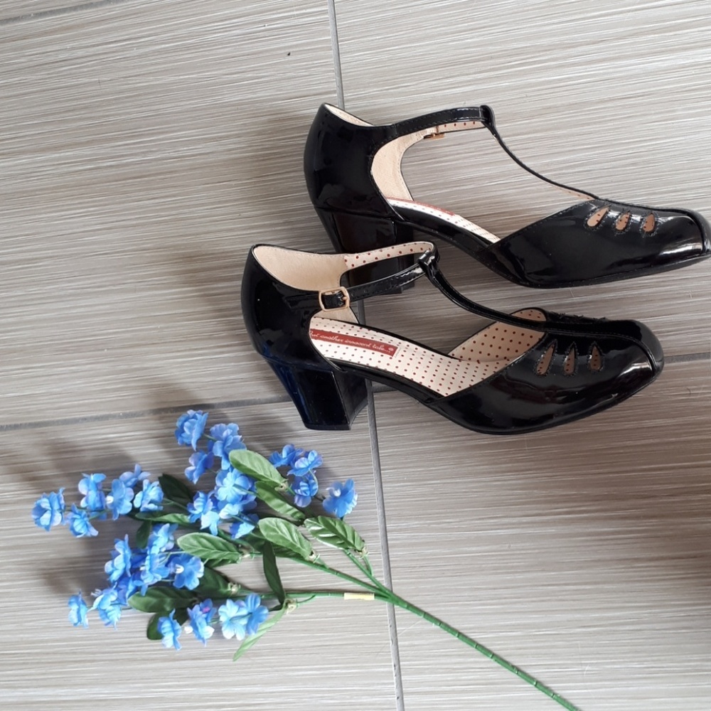 Black patent t-strap